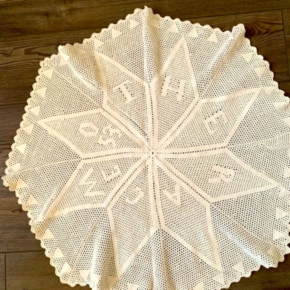 Elegant Cream Crochet Tablecloth - Picture 1 of 4